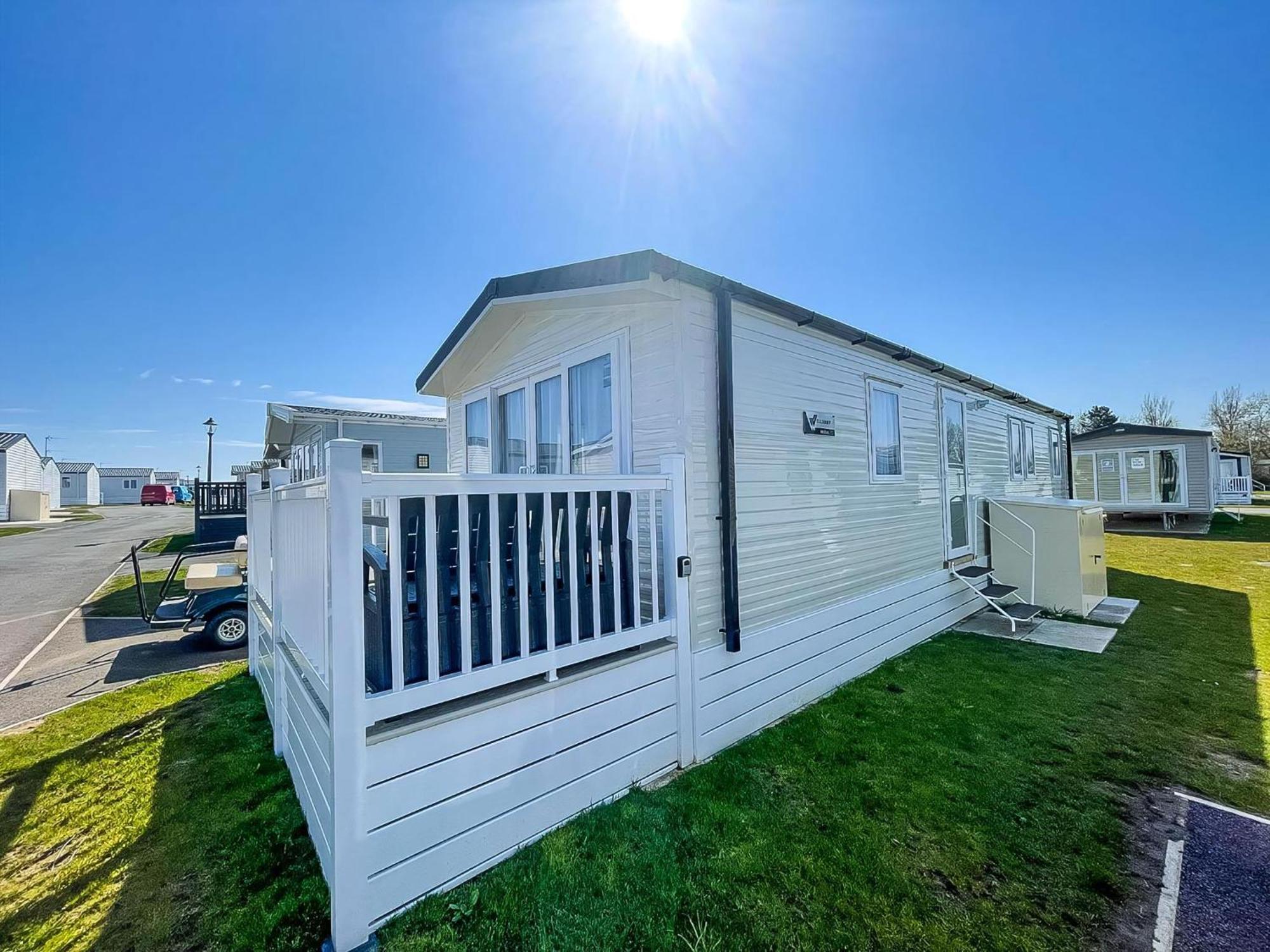 8 Berth Caravan With Decking And Wifi At Broadland Sands Park Ref 20064cf Campingplatz *