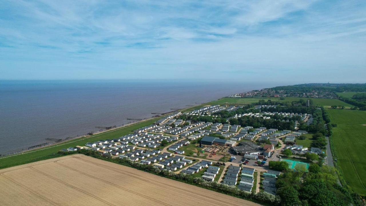 8 Berth Caravan With Decking And Wifi At Broadland Sands Park Ref 20064cf Campsite *