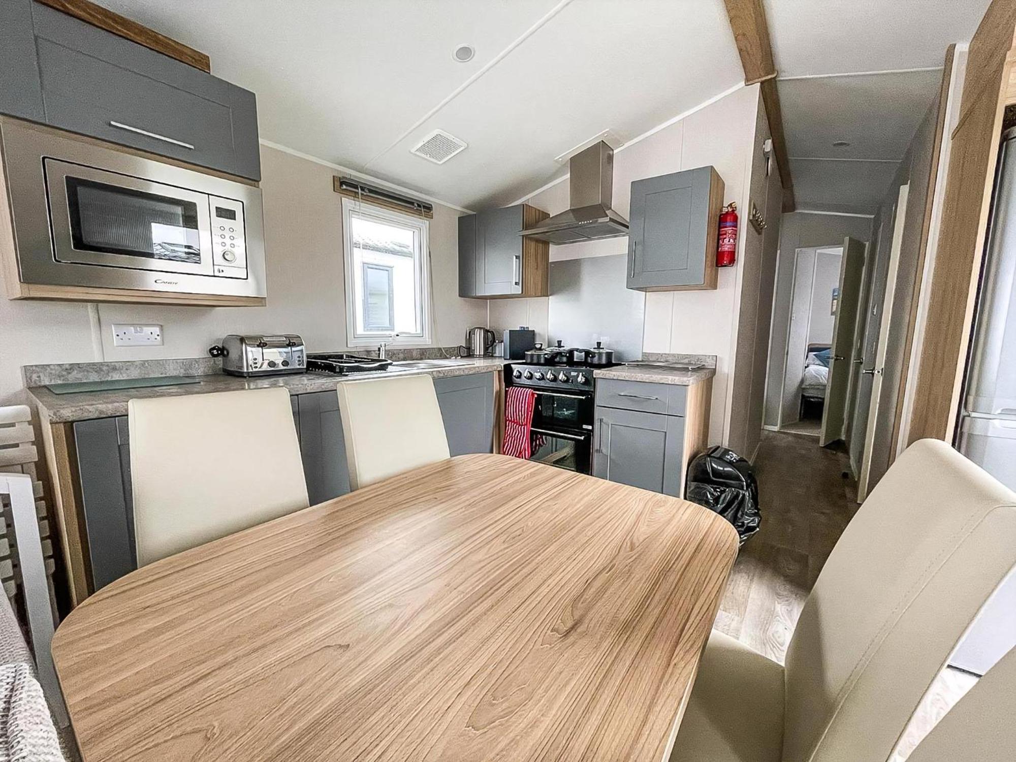8 Berth Caravan With Decking And Wifi At Broadland Sands Park Ref 20064cf *
