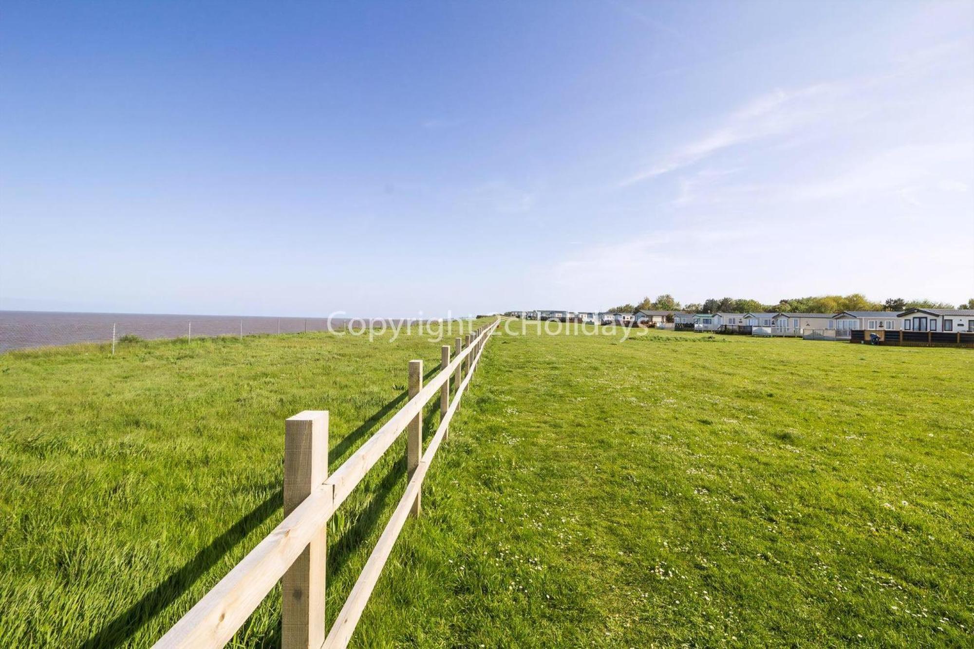 8 Berth Caravan With Decking And Wifi At Broadland Sands Park Ref 20064cf