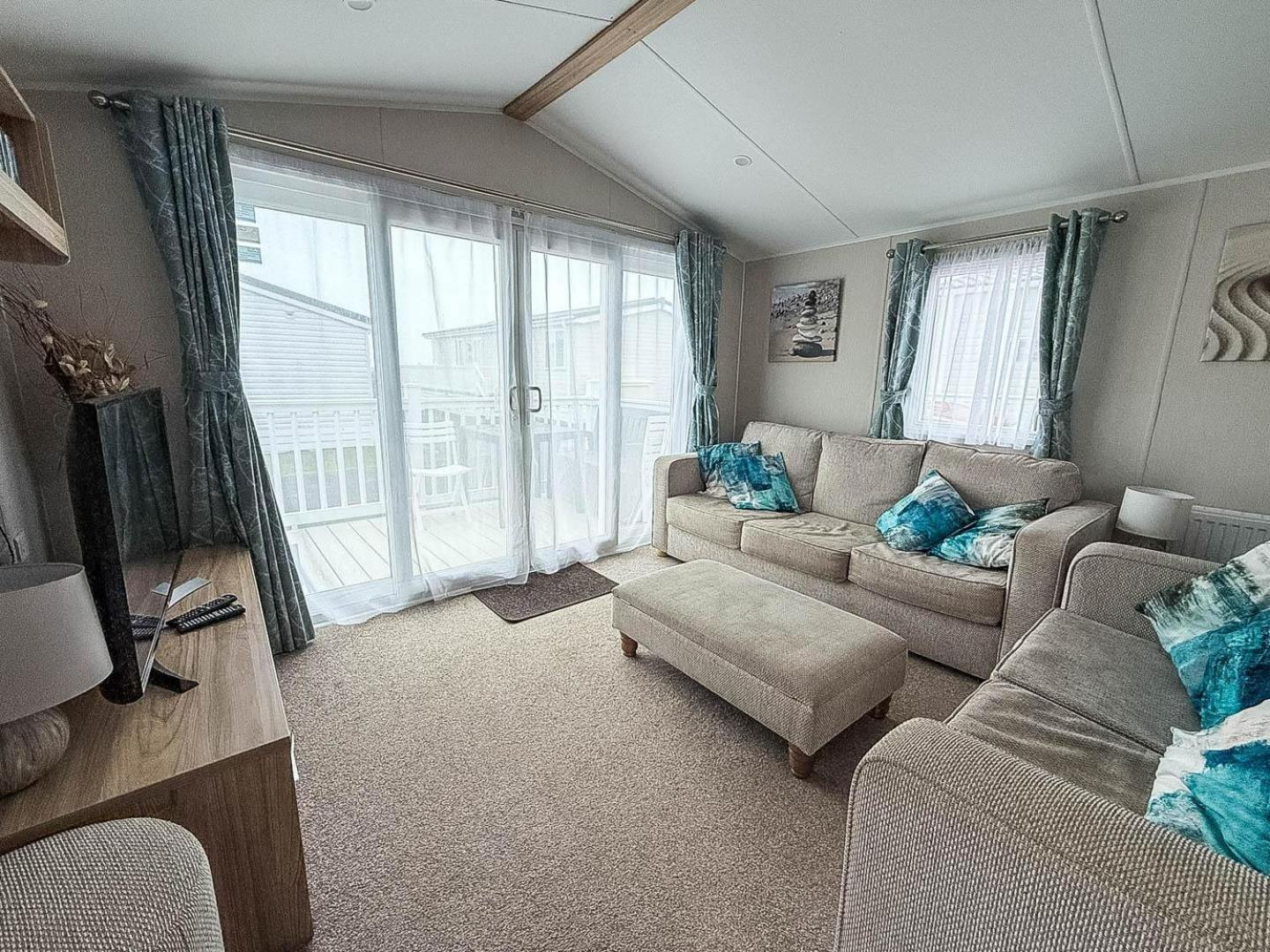 8 Berth Caravan With Decking And Wifi At Broadland Sands Park Ref 20064cf *
